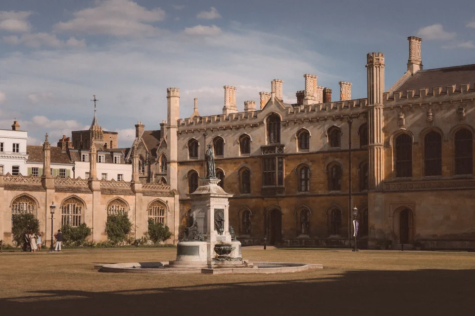 The court, seen from the fountain