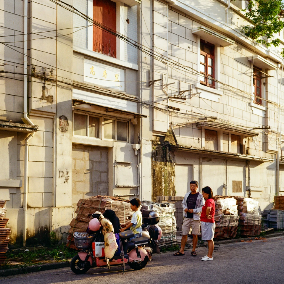 Loading goods on the street