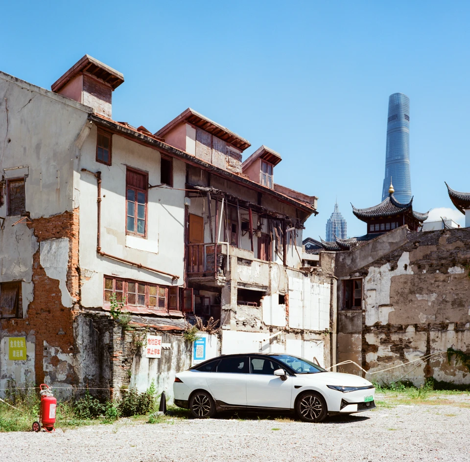 Old houses, the Shanghai Tower behind